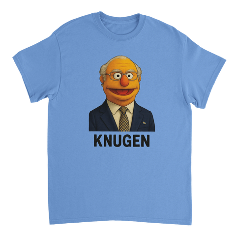 Muppknugen i kostym med svensk flagga, text "KNUGEN", på ljusblå T-shirt.