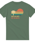 Retro solnedgång med palm och "Njut av livet det är gratis" på olivgrön t-shirt.