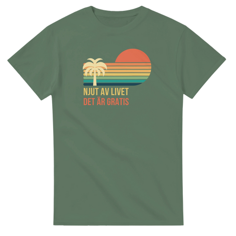 Retro solnedgång med palm och "Njut av livet det är gratis" på olivgrön t-shirt.