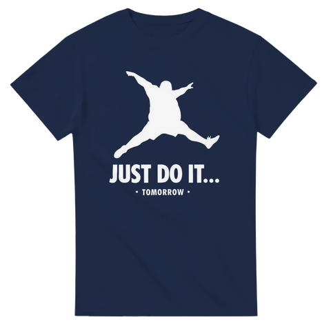 Parodi på Jordan-logga med överviktig man och texten "Just do it... Tomorrow" på marinblå t-shirt.