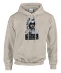 Marilyn Monroe-inspirerad kvinna med solglasögon, rött läppstift, text "Ingen jävel kallar mig lilla gumman" på beige hoodie.
