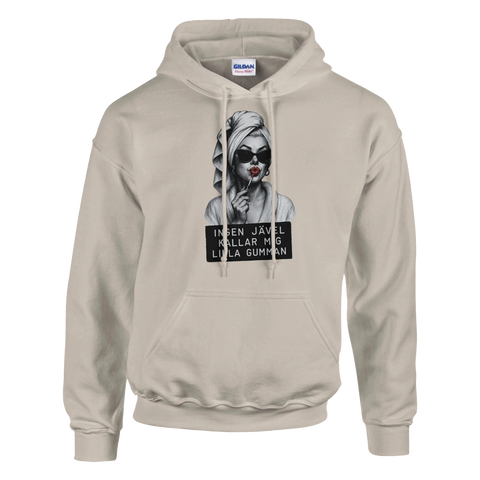 Marilyn Monroe-inspirerad kvinna med solglasögon, rött läppstift, text "Ingen jävel kallar mig lilla gumman" på beige hoodie.