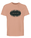 Mörkgröna granar med ljudvågor som spegling på persikafärgad ekologisk t-shirt.