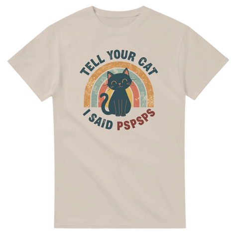 Sandfärgad t-shirt med illustrerad svart katt och skämtsam textdesign