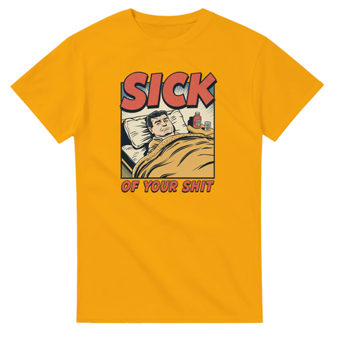 Pop-art "Sick of your shit" tryck med man i säng och medicin på gul t-shirt.