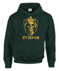 Mörkgrön hoodie med grafiskt tryck av en krönt dödskalle och texten Stockholm