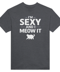 Humoristisk t-shirt med ordvits och grafisk silhuett av en katt