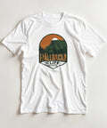 Vintageinspirerad illustration av Fjällbackas kustlandskap på en vit t-shirt