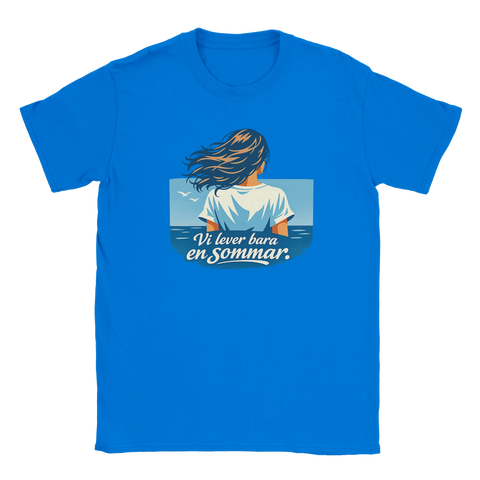 T-shirt med konstnärligt motiv av kvinna som blickar ut över havet