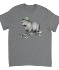 Mörkgrå t-shirt med en kapybara i grön mössa på skateboard.
