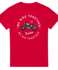 Svartvit motorcykel i cirkelformad text på röd t-shirt, framifrån.