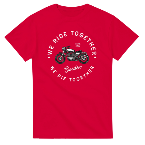 Svartvit motorcykel i cirkelformad text på röd t-shirt, framifrån.