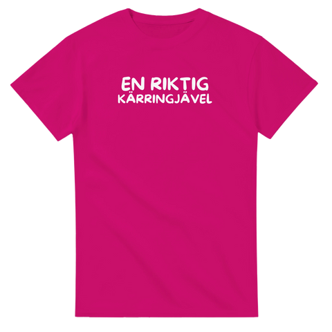 En riktig kärringjävel" text på fuchsia t-shirt.