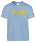 Minimalistiskt gult Sverige-tryck på en himmelsblå t-shirt för barn