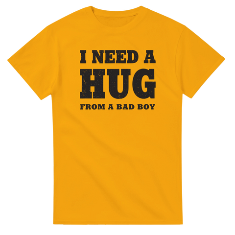 I need a hug from a bad boy" texttryck i sliten stil på gul t-shirt.