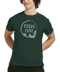 Vit "Fish On!" fisketema-design med spö och fisk på mörkgrön t-shirt.