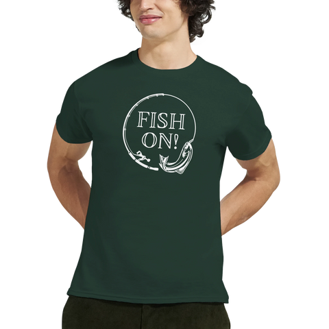 Vit "Fish On!" fisketema-design med spö och fisk på mörkgrön t-shirt.