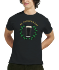 Man bär svart t-shirt med retroinspirerat St Patrick's Day-tryck