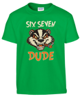 Six Seven Dude text med tecknad grävling som röker cigarr på grön t-shirt.
