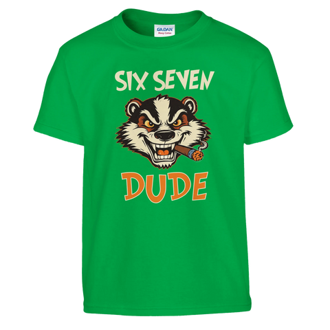Six Seven Dude text med tecknad grävling som röker cigarr på grön t-shirt.