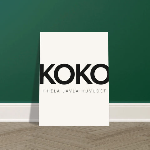 KOKO I HELA JÄVLA HUVUDET poster med svart text på vit bakgrund, minimalistisk design.