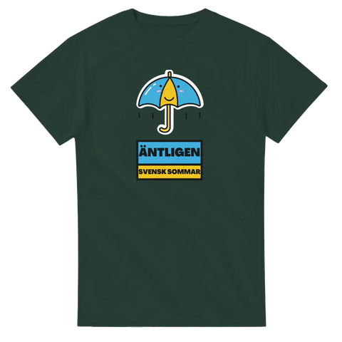 Glad paraply-emoji med texten "ÄNTLIGEN SVENSK SOMMAR" i blått och gult på mörkgrön t-shirt.