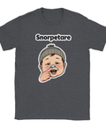 Humoristisk illustration av en bebis som petar näsan på en mörkgrå t-shirt