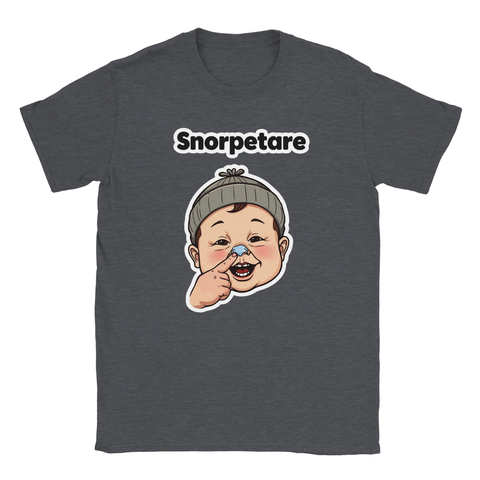 Humoristisk illustration av en bebis som petar näsan på en mörkgrå t-shirt