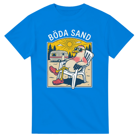 Camping-mås i plaststol med texten Böda Sand – kungsblå t-shirt