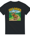 Tecknad älg på skogsväg med text "Visit Sweden", retrostil, svart t-shirt.