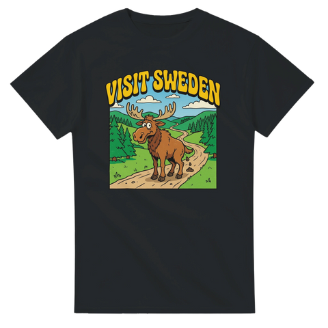 Tecknad älg på skogsväg med text "Visit Sweden", retrostil, svart t-shirt.