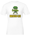 Brocco-Lee, muskulös broccolifigur med gult texttryck på vit t-shirt.