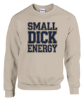SMALL DICK ENERGY" text i marinblått med guldkant på beige sweatshirt.
