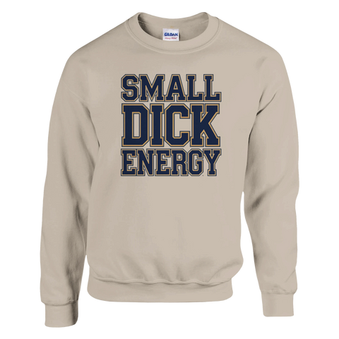 SMALL DICK ENERGY" text i marinblått med guldkant på beige sweatshirt.