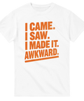 Vit t-shirt med ett skämtsamt statement-motiv i distinkt orange färg