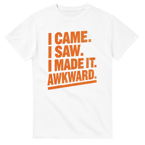 Vit t-shirt med ett skämtsamt statement-motiv i distinkt orange färg