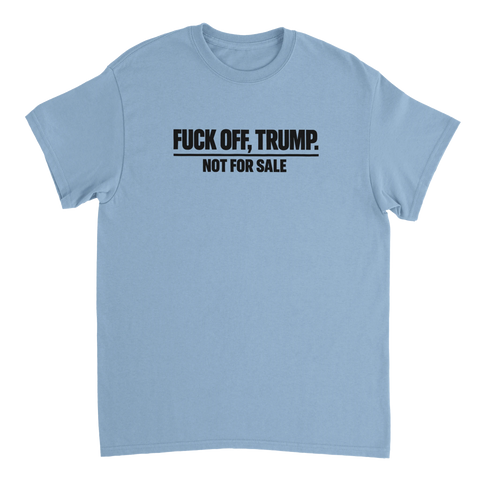 Ljusblå t-shirt med grafiskt texttryck för politiska ställningstaganden