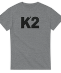 K2-tryck med bergsbestigare på grå t-shirt.