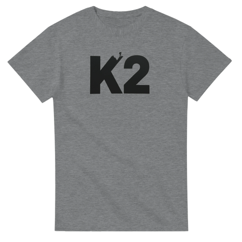 K2-tryck med bergsbestigare på grå t-shirt.