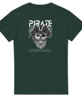 Piratskalle med ögonlapp, skägg, mustasch och pirathatt, text "PIRATE" på mörkgrön t-shirt.
