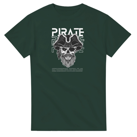 Piratskalle med ögonlapp, skägg, mustasch och pirathatt, text "PIRATE" på mörkgrön t-shirt.