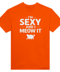 I'm Sexy and I Meow It" text med kattmotiv på orange t-shirt.