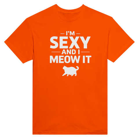 I'm Sexy and I Meow It" text med kattmotiv på orange t-shirt.