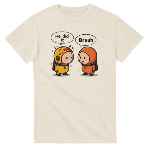 Roligt motiv med rymdtema och citatet He did it på beige t-shirt