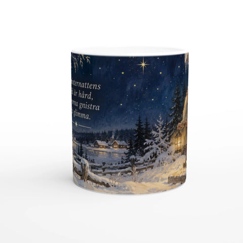 Mugg med tomte, snölandskap och versen Midvinternattens köld är hård.