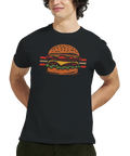 Man bär en svart t-shirt med ett nostalgiskt retro burgarmotiv