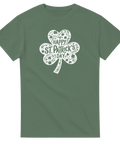 Klassiskt irländskt motiv med mönstrad fyrklöver på olivgrön t-shirt
