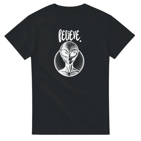 Svart t-shirt med vitt tryck av en utomjording och texten Believe
