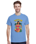 Pin-up kvinna i rosa bikini med palmträd och text "TUTTAR" på ljusblå t-shirt.