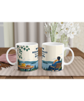 Två muggar med sjöutsikt och en man som dricker kaffe i en trädgårdsstol